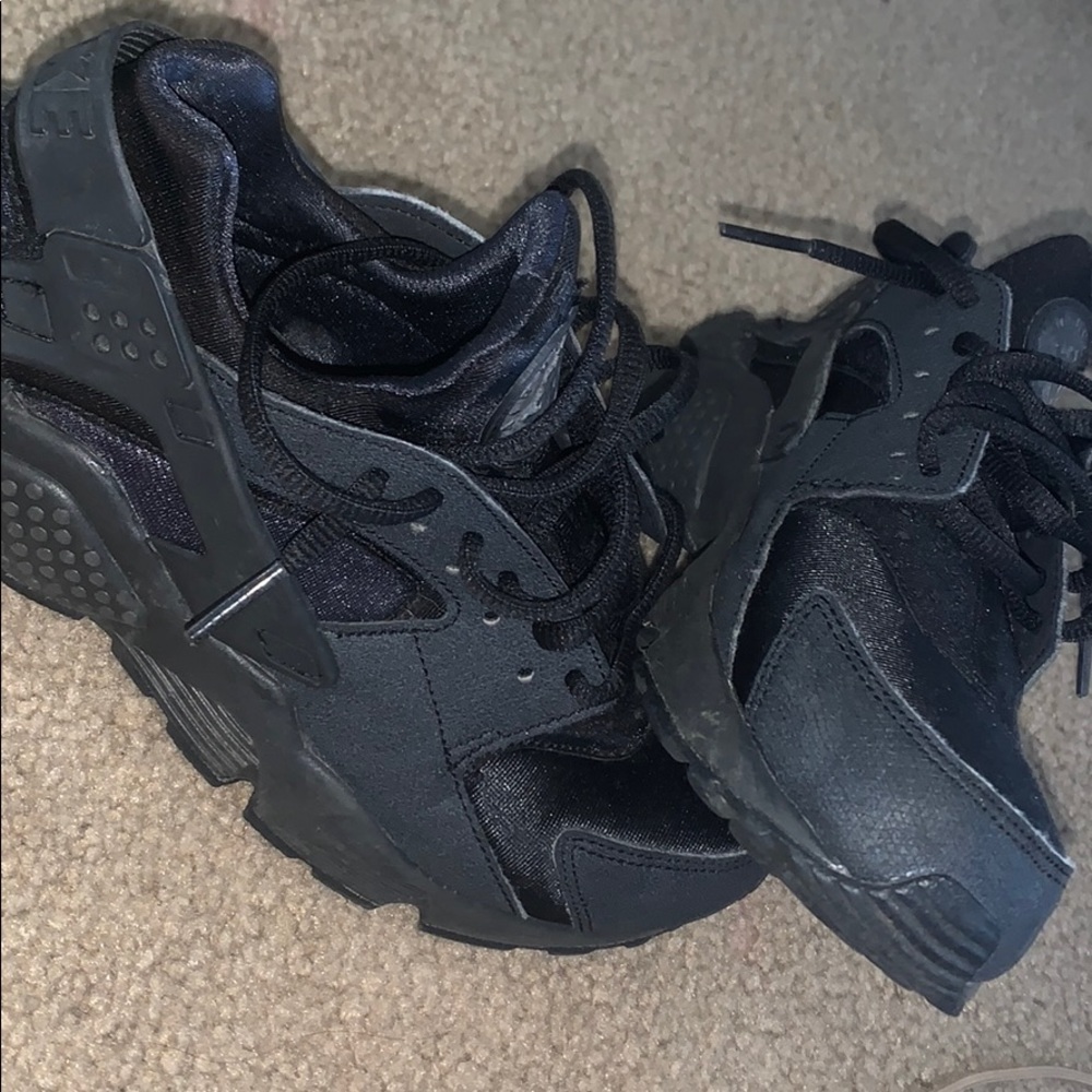Black nike Huaraches
